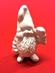 Vintertomten mini är en vit tomte i porslin från Cult design.