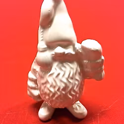 Vintertomten mini är en vit tomte i porslin från Cult design.