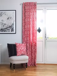 Vilhelmina ett rosa och vitt gardinset med öljetter från Noble house i mått 2 x 140 x 240 cm.
