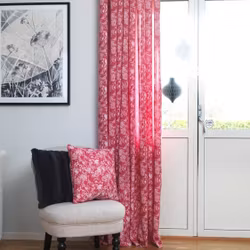 Vilhelmina ett rosa och vitt gardinset med öljetter från Noble house i mått 2 x 140 x 240 cm.