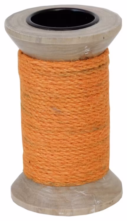 Ljusstake för både blockljus och vanliga rustikljus i trä med ett grovt orange snöre lindat runt den.