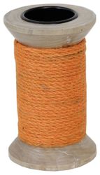 Ljusstake för både blockljus och vanliga rustikljus i trä med ett grovt orange snöre lindat runt den.