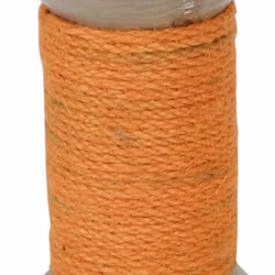 Ljusstake för både blockljus och vanliga rustikljus i trä med ett grovt orange snöre lindat runt den.