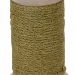 Ljusstake för både blockljus och vanliga rustikljus i trä med ett grovt grönt snöre lindat runt den.