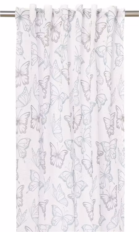 Butterfly blue ett skirt gardinset med ett fjärilsmönster i vitt, blått och beige med multiband från Svanefors, mått 2 x 140 x 240 cm.