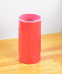 Tandborstmugg i plåt. Färg: Röd.