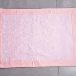 Holly en rosa badrumsmatta med langetterad kant i 100% bomull från Noble house i mått 50 x 70 cm.