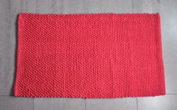 Plopp en röd badrumsmatta i 100% bomull från Gripsholm i mått 50 x 80 cm.