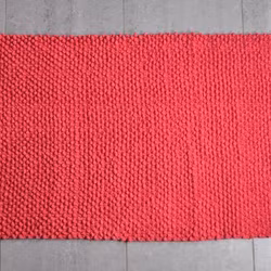 Plopp en röd badrumsmatta i 100% bomull från Gripsholm i mått 50 x 80 cm.