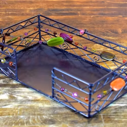 Servettställ i brunlackad metall med färgglada pärlor. Mått 22 x 18 x 6 cm.