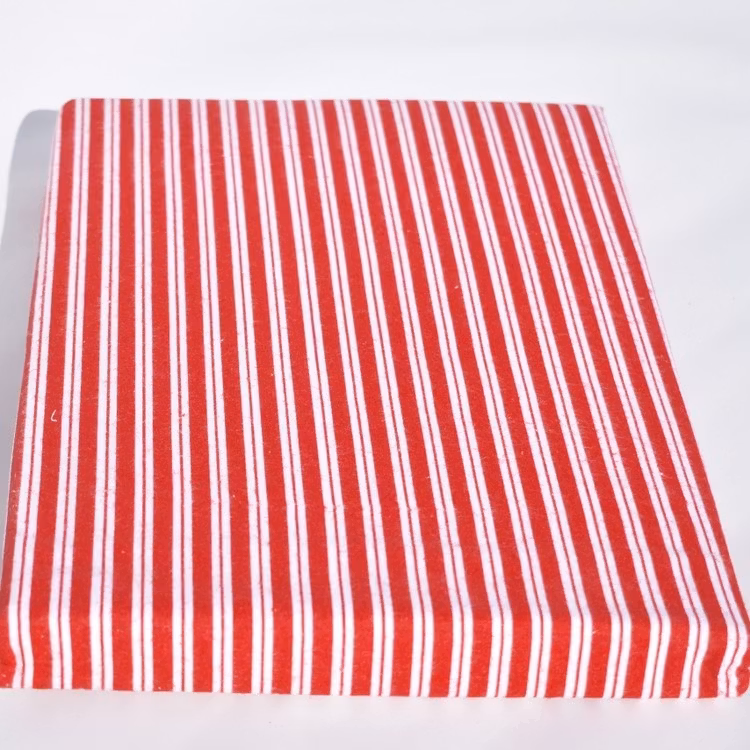 Påslakanset i en röd och vitrandig flanell till spjälsäng från Gripsholm i 100% bomull., mått 1 x 115 x 130 cm. 1 x 35 x 55 cm.