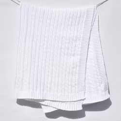 Babypläd i vitt och i 100% organisk bomull från Gripsholm, mått 70 x 100 cm.