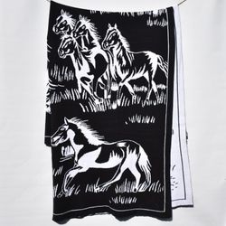 Barnpläd i vitt och svart hästmönster i 100% bomull från Gripsholm, mått 125 x 150 cm.