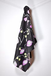 Erika en kökshandduk i svart, vitt, rosa, grått och grönt i 100% bomull, mått 50 x 70 cm.