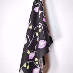 Erika en kökshandduk i svart, vitt, rosa, grått och grönt i 100% bomull, mått 50 x 70 cm.