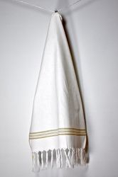 Ulla en kökshanduk i off-white med en beige rand i 100% bomull med fransar, mått 50 x 70 cm.