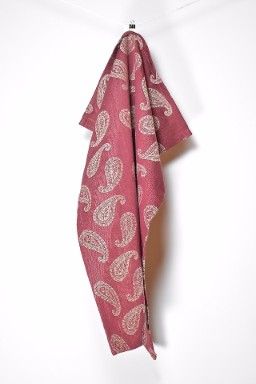 Paisley en vinröd och vit kökshandduk i 100% bomull, mått 50 x 70 cm.
