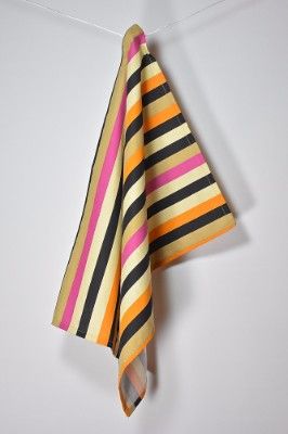 Randig en kökshandduk i beige, orange och svart i 100% bomull, mått 50 x 70 cm.