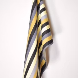 Randig en kökshandduk i beige, gråblått och svart i 100% bomull, mått 50 x 70 cm.