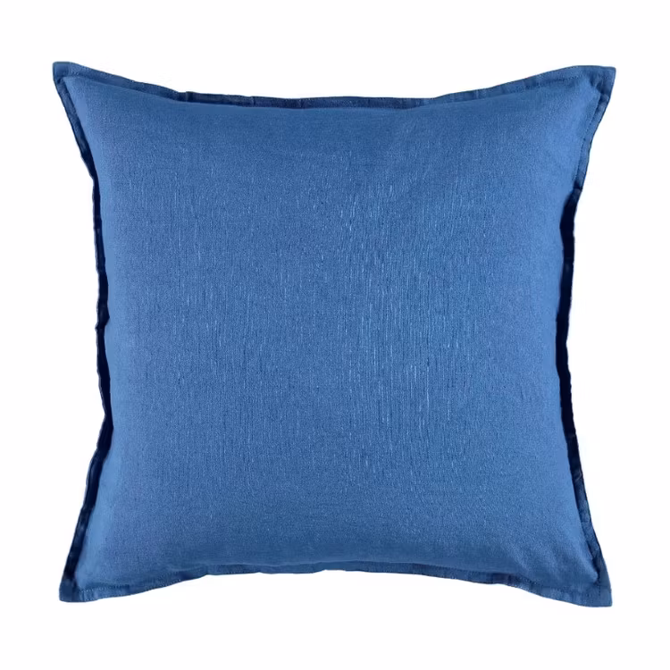 Kuddfodral Ribersborg från Gripsholm. Färg: Blå. Mått: 50 x 50 cm. Material: 50% bomull och 50% linne.