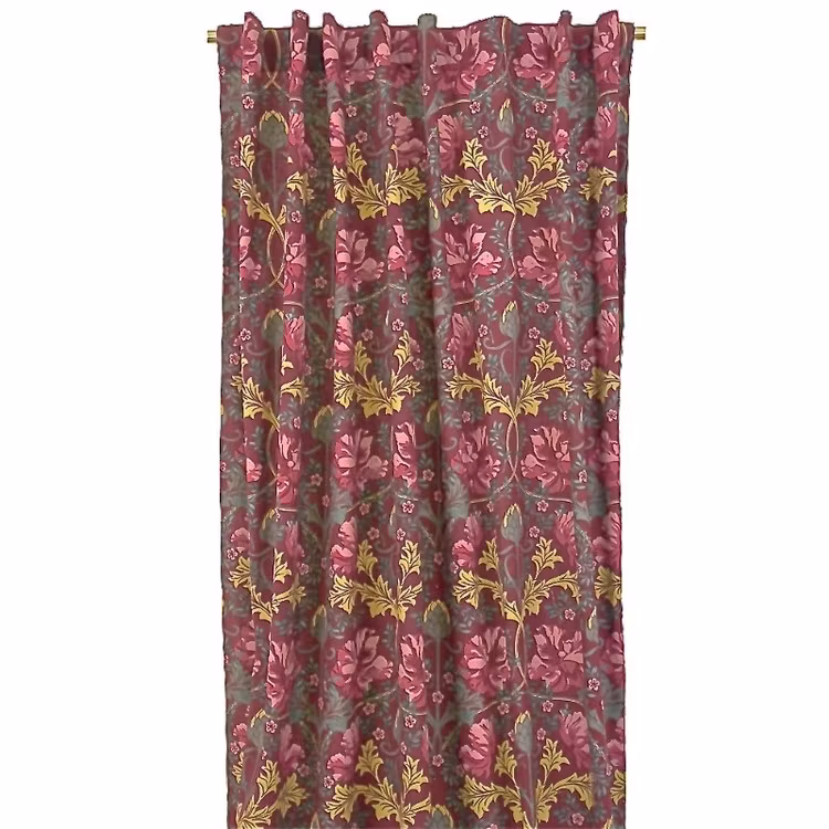 Autumn tulip vinrött gardinset med rosa blommor och gröna blad i ett Morrismönster med dolda hällor från Boel & Jan, mått 2 x 145 x 240 cm.