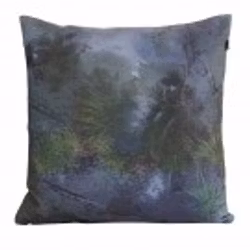 Kuddfodral Spegling från Jakobsdals. Färg: Gröna och blå toner.