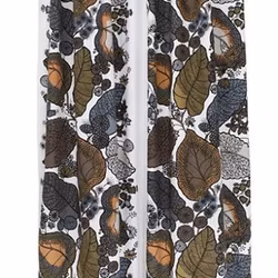 Höst ett vitt gardinset med ett mönster i rost, brunt, grått och grönt med multiband från Svanefors, mått 2 x 145 x 250 cm.