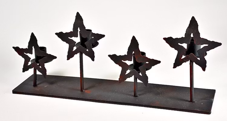 Stjärnor en adventsljusstake i svart smide med 4 st stjärnor.