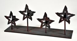 Stjärnor en adventsljusstake i svart smide med 4 st stjärnor.