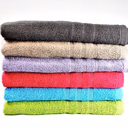 Soft ett grönt frottébadlakan i 100% bomull från Noble house, mått: 70 x 130 cm.