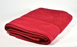 Siljan ett rött frottébadlakan i 100% ekologisk bomull från Gripsholm, mått 70 x 130 cm.