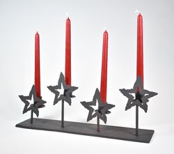 Stjärnor en adventsljusstake i svart smide med 4 st stjärnor.