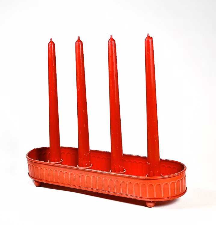 Adventsljusstake i röd plåt.