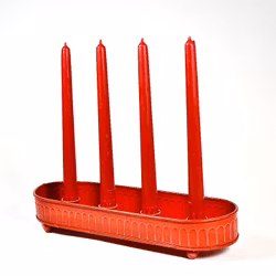 Adventsljusstake i röd plåt.