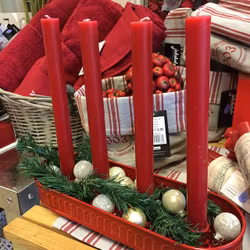 Adventsljusstake i röd plåt.