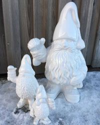 Vintertomten mini är en vit tomte i porslin från Cult design.