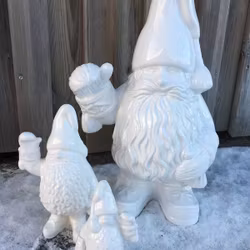 Vintertomten mini är en vit tomte i porslin från Cult design.