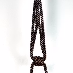Tassels/Gardinomtag med bollar. Färg: Chokladbrun. Längd: 60 cm.