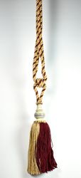Tassels/gardinomtag med tofs. Färg: Röd och beige. Mått: 70 cm. Material: Bomull och jute.