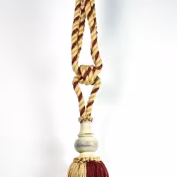 Tassels/gardinomtag med tofs. Färg: Röd och beige. Mått: 70 cm. Material: Bomull och jute.