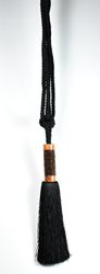 Tassels/Gardinomtag med tofs, pärlor och trädetaljer. Färg: Svart. Längd: 72 cm.