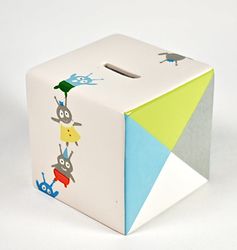 Sparbössa Ufo från Cult design. Mått: H 10 cm, B 10 cm, D 10 cm.