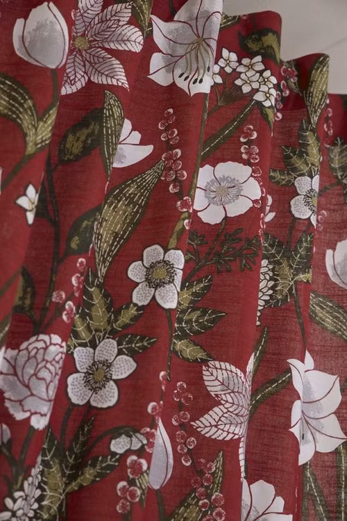 Jultulpan gardinset med dolda hällor. Färg: Röd.