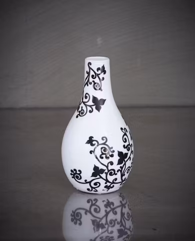 Blomvas Stilleben mini vase från Cult design i vitt med en svart blomslinga.