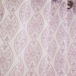 Fox ett gardinset i vitt med ett rosa mönster med öljetter från Svanefors.