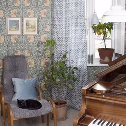 Angela ett tunt gardinset i blått och vitt med multiband från Svanefors, mått 2 x 140 x 250 cm.