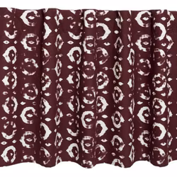 Edmund en vinröd och vit färdigsydd gardinkappa med hällor från Svanefors, mått 250 x 50 cm.