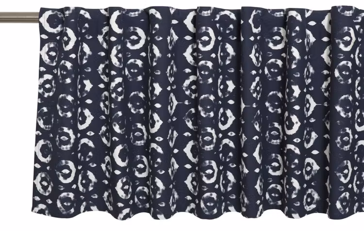 Edmund en färdigsydd gardinkappa med hällor. Färg: Blå och vit.