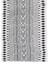 Etnisk en vit och svart gångmatta 100% bomull från Svanefors i mått 70 x 200 cm.