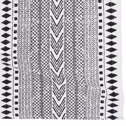 Etnisk en vit och svart matta 100% bomull från Svanefors i mått 160 x 230 cm.